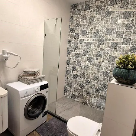 Jaracza 28 Nr 4 *