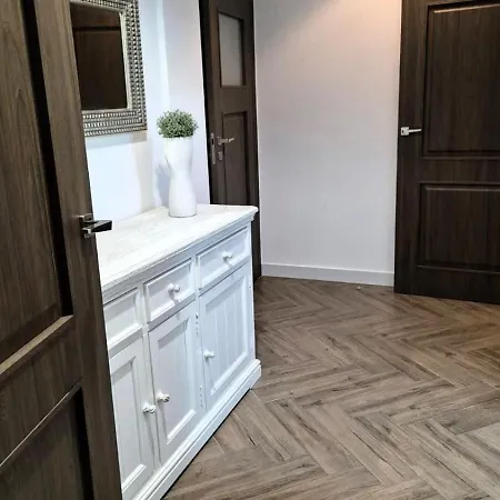 Jaracza 28 Nr 4 *